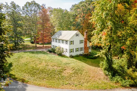 9 Woodland Dr, Saratoga Springs, NY 12866