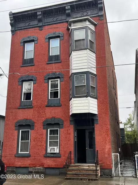 82 Main St, Cohoes, NY 12047