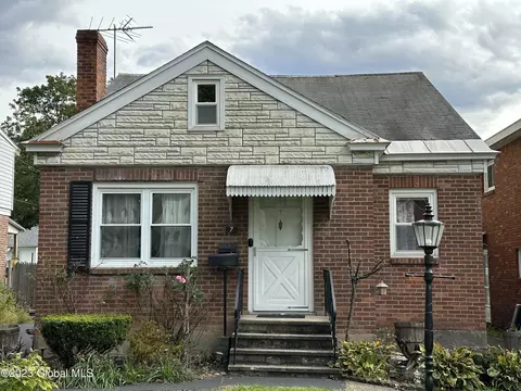 7 Swartson Ct, Albany, NY 12209
