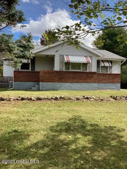 698 Swaggertown Rd, Scotia, NY 12302