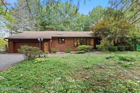 6 Linda Ln, Niskayuna, NY 12309