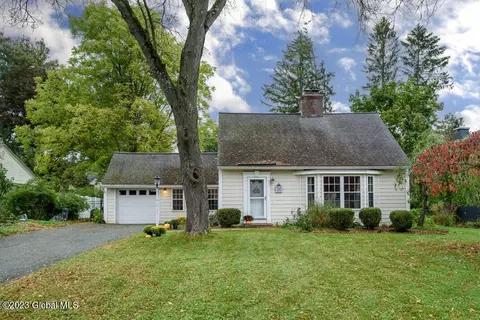 30 Mayfair Dr, Slingerlands, NY 12159
