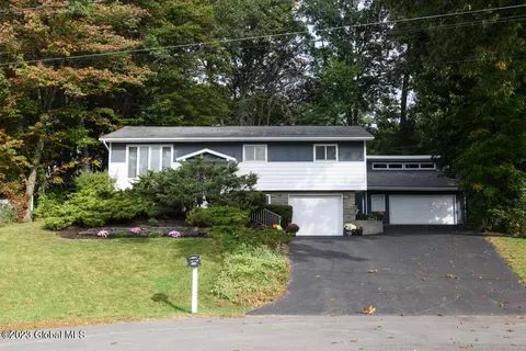 1069 Timothy Ln, Niskayuna, NY 12309