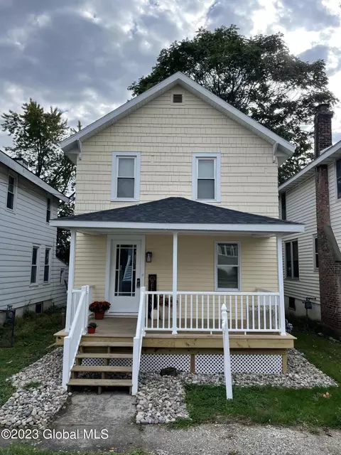 8 Hudson Ct, Watervliet, NY 12189