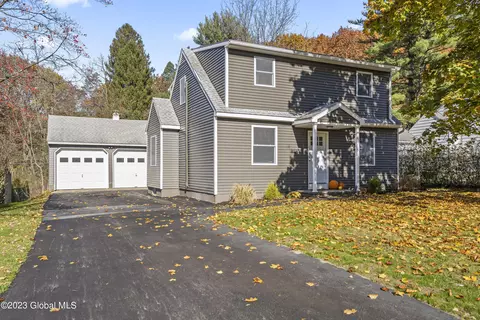 11 Rita Ln, Loudonville, NY 12211