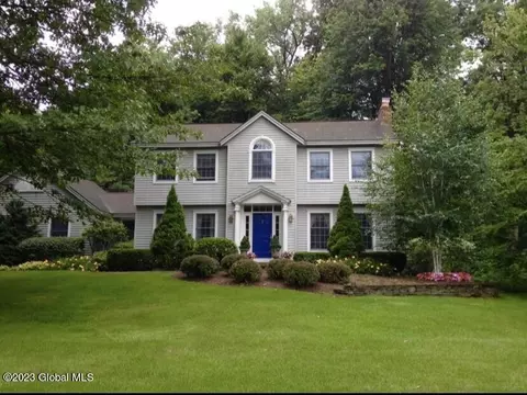 63 Robinwood Dr, Clifton Park, NY 12065