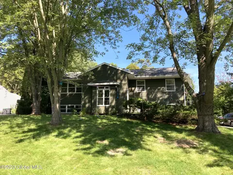 2175 Foxhill Dr, Niskayuna, NY 12309