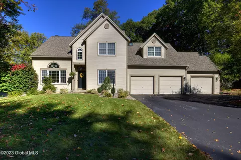 7 Marlboro Dr, Clifton Park, NY 12065
