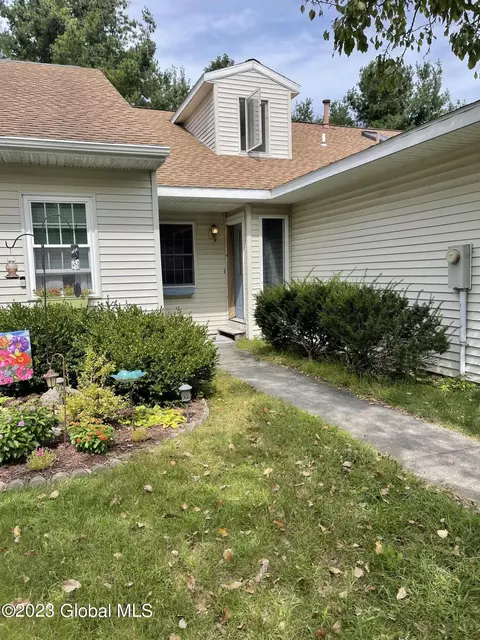 7045 Suzanne Ln, Schenectady, NY 12303
