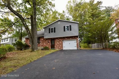 105 Hathorn Blvd, Saratoga Springs, NY 12866