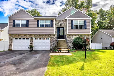 14 Kenjack Ter, Colonie, NY 12205