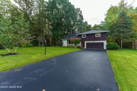 48 Wheeler Dr, Clifton Park, NY 12065