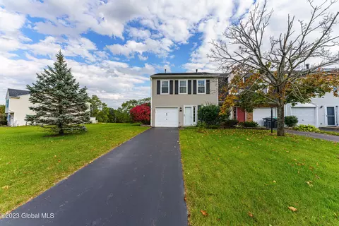 89 Bridgewood Ln, Watervliet, NY 12189
