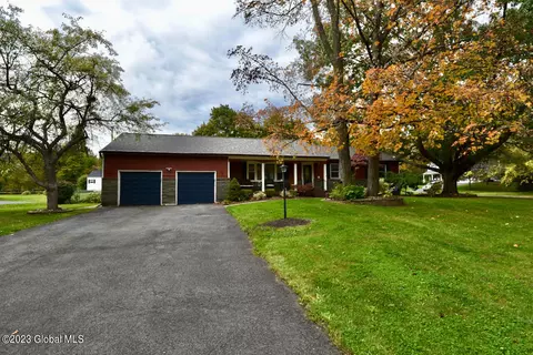 2133 Orchard Park Dr, Niskayuna, NY 12309