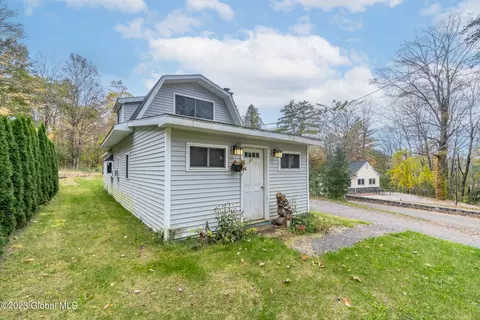 21 Pearce Ln, Ballston Lake, NY 12019