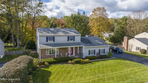 7 Wedgewood Dr, Saratoga Springs, NY 12866