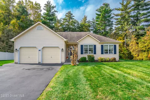 5 Backstretch Ct, Saratoga Springs, NY 12866