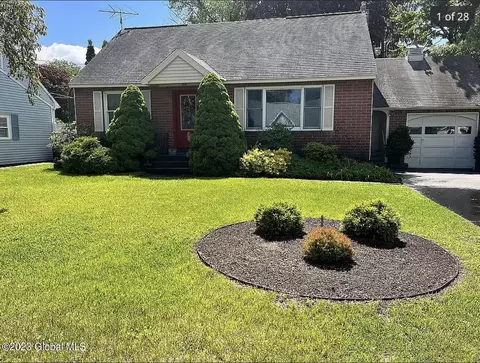 11 Forest Dr, Colonie, NY 12205