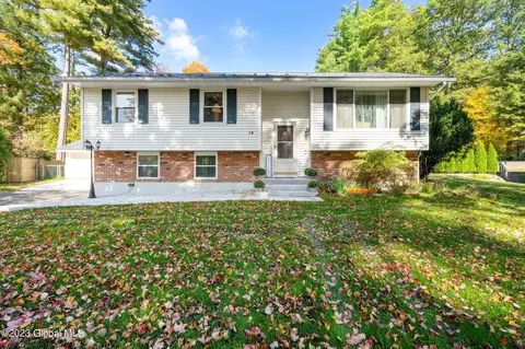 18 Sylvan Ln, Clifton Park, NY 12065