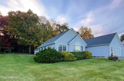 10 Rose Ln, Rensselaer, NY 12144
