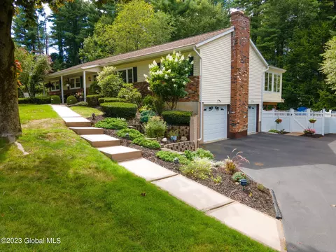 15 Twilight Dr, Clifton Park, NY 12065