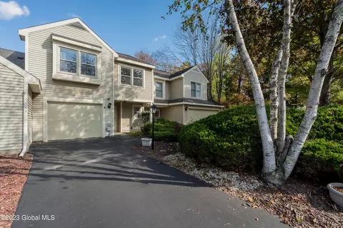 28 Generals Way, Clifton Park, NY 12065