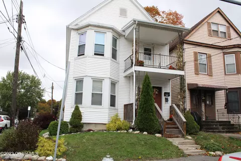 18 Munro Ct, Troy, NY 12180
