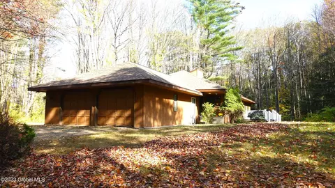 2669 W Old State Rd, Schenectady, NY 12306