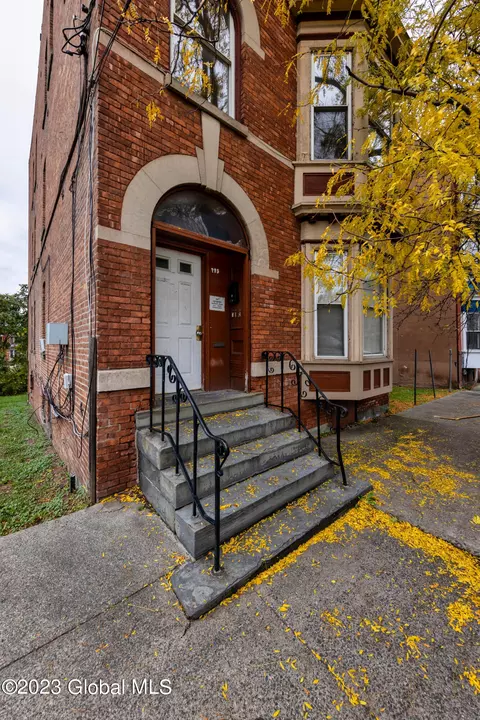 235 9th St, Troy, NY 12180