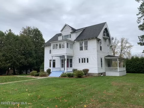 45 Oak St, Champlain, NY 12919