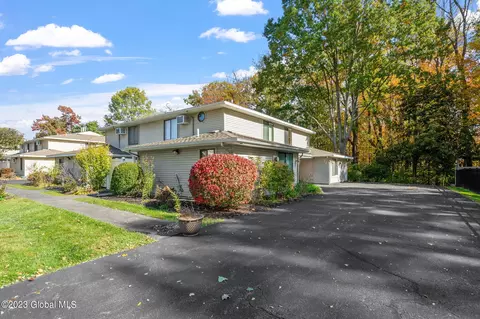 72 Yorkshire Dr, East Greenbush, NY 12061