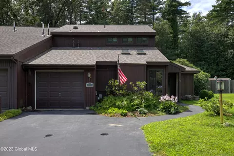 35 Snowberry Rd, Malta, NY 12020