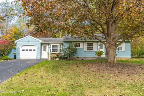 26 Hembold Dr, Schenectady, NY 12303