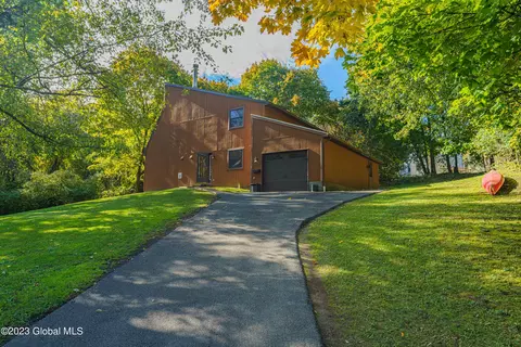 4 Hunting Rdg, Ravena, NY 12143