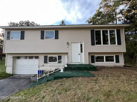 1 Benjamin Ln, Colonie, NY 12205
