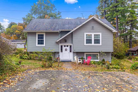 16 Snug Harbor Ln, Queensbury, NY 12804