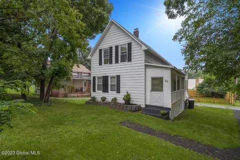 20 New Turnpike Rd, Troy, NY 12182