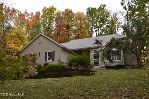 2761 Doelner Cir, Castleton On Hudson, NY 12033