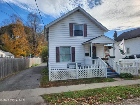 8 Big Cross St, Glens Falls, NY 12801