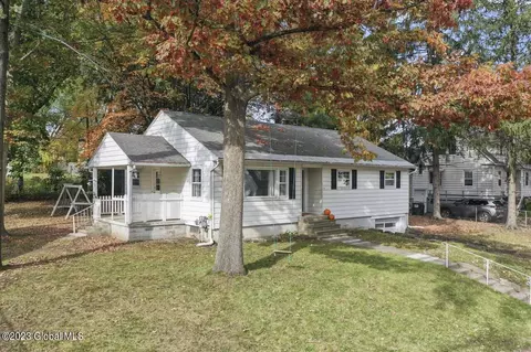 31 Hillcrest Rd, Latham, NY 12110