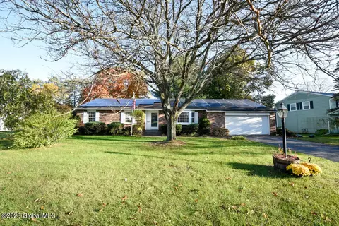 7 Arcadian Dr, Glenville, NY 12302