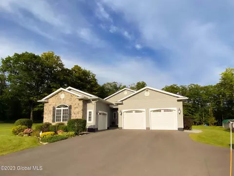790 Waters Rd, Glenville, NY 12302