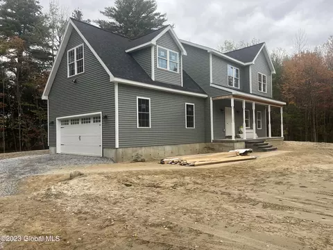 204 Royal Coachman Dr, Amsterdam, NY 12010