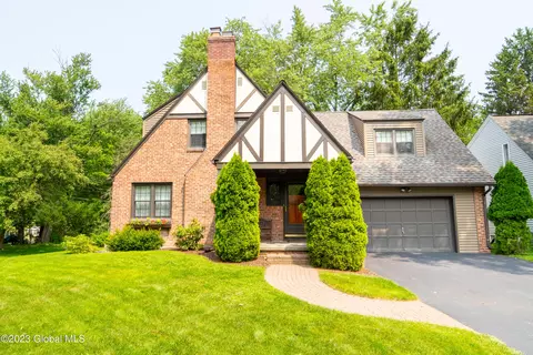 20 Point View Dr, East Greenbush, NY 12061