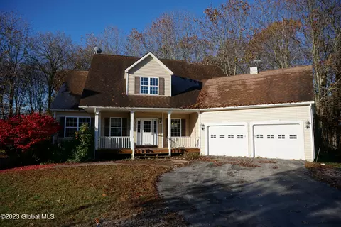 25 Suffolk Ln, Gansevoort, NY 12831