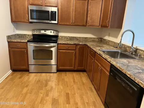 39 Commonwealth Dr, Glenmont, NY 12077 photo 6