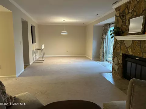 39 Commonwealth Dr, Glenmont, NY 12077 photo 5