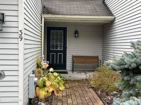 39 Commonwealth Dr, Glenmont, NY 12077