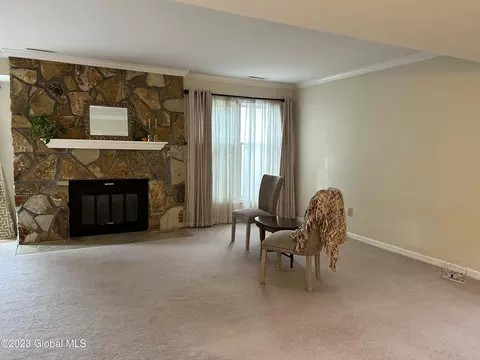 39 Commonwealth Dr, Glenmont, NY 12077 photo 4