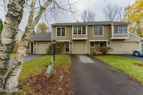 8 Cromwell Dr, Clifton Park, NY 12065